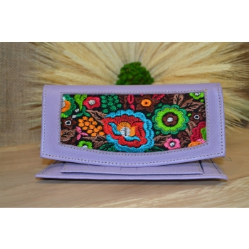 Portfel duży skórzany jasno fioletowy z kwiatowym kolorowym haftem .